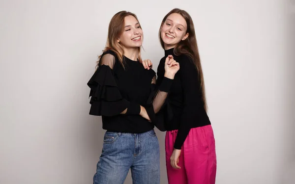 Két Boldog Lány Egy Könnyű Háttér — Stock Fotó