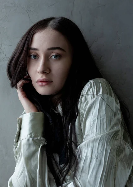 Açık renk bluzlu güzel bir esmerin portresi.