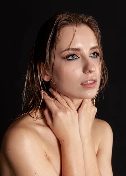 Retrato Una Hermosa Chica Con Maquillaje Noche Sobre Fondo Negro —  Fotos de Stock