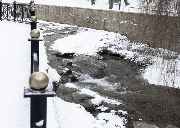 Rivière Montagne Coule Dans Parc Hiver — Photo