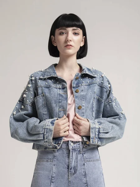 Стильна Дівчина Модному Джинсовому Одязі Світлому Фоні — стокове фото