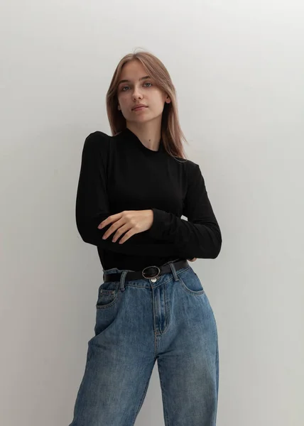 Retrato Una Hermosa Rubia Con Cuello Alto Negro Jeans Sobre — Foto de Stock