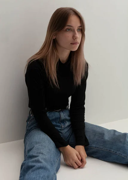 Beautiful Blonde Posing Sitting Floor — Fotografia de Stock