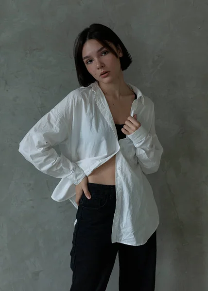 Портрет Девушки Белой Рубашке — стоковое фото