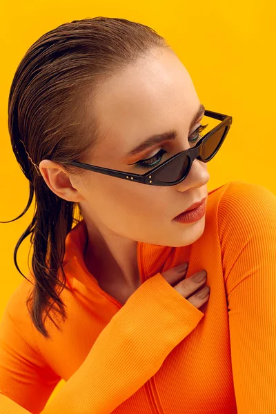 Retrato Con Estilo Una Chica Gafas Moda Sobre Fondo Amarillo — Foto de Stock