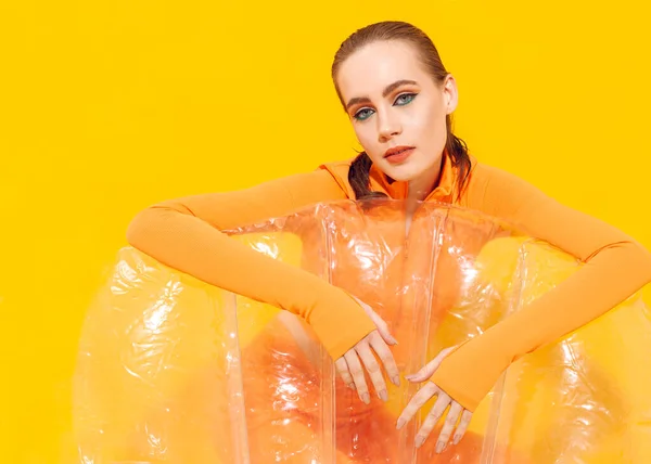 Chica Elegante Con Maquillaje Brillante Sobre Fondo Amarillo — Foto de Stock