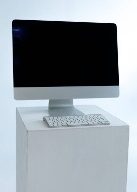 Işık arkaplan üzerinde bir kaide üzerinde bilgisayar