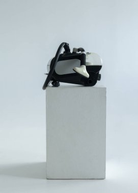 Geniş giysili vapur açık arkaplanda