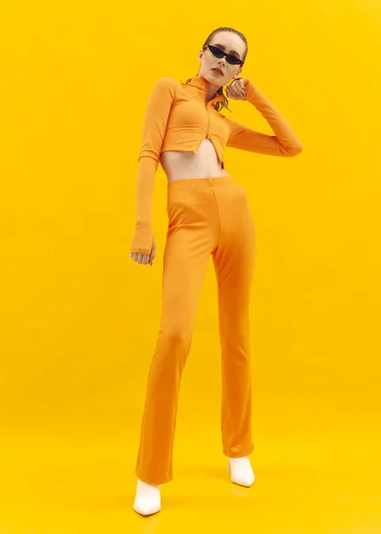Стильна Дівчина Яскравому Весняному Одязі Жовтому Фоні — стокове фото