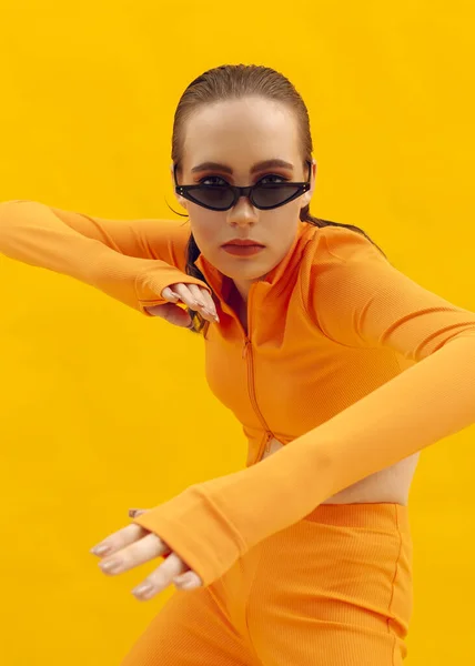 Chica Elegante Traje Naranja Sobre Fondo Amarillo Gafas Marrones — Foto de Stock