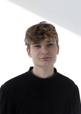 Hafif arka planda yakışıklı bir genç.