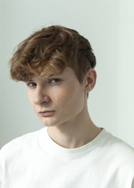 Yakışıklı adam dekoratif kozmetiklerle boyanmış.