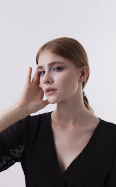 Hafif arka planda güzel bir kızın portresi.