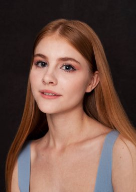 Siyah arka planda güzel sarışın bir kadının portresi.