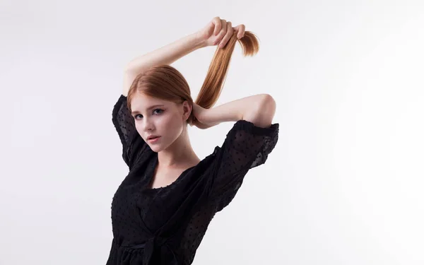 Schöne Rothaarige Mädchen Hält Ihr Haar Ihren Händen — Stockfoto
