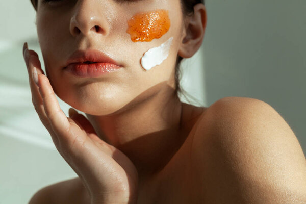 портрет красивой девушки с кремом для лица