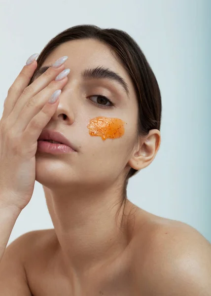 Retrato Uma Menina Bonita Com Creme Facial — Fotografia de Stock