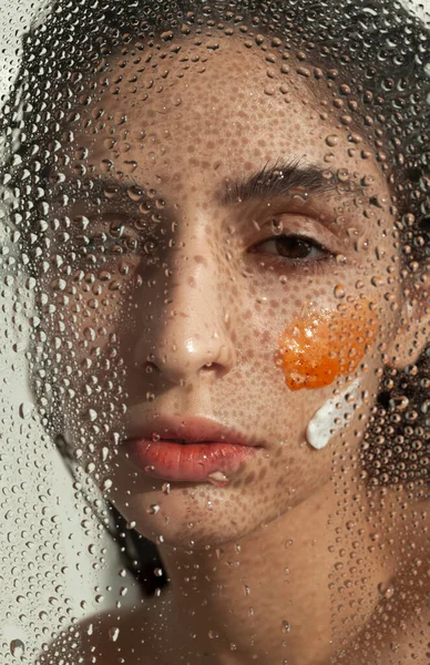 Portrét Krásné Dívky Obličejovým Krémem — Stock fotografie