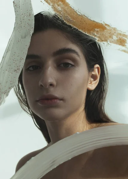 Yüz kremleri olan güzel bir kızın portresi.