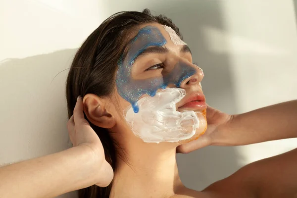 Portrait Beautiful Girl Mask Cleansing Skin Her Face — Stock Photo, Image