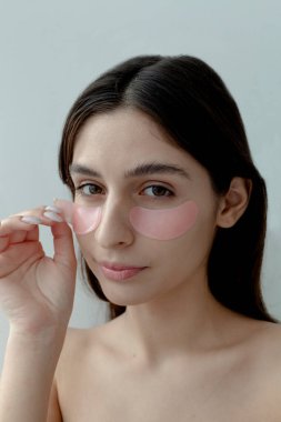 Pembe göz bantları olan bir kızın portresi.