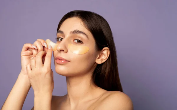 Hermosa Chica Con Parches Ojos Dorados Sobre Fondo Lila —  Fotos de Stock