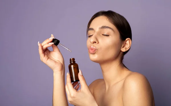 Menina Anuncia Soro Rosto Fundo Lilás — Fotografia de Stock