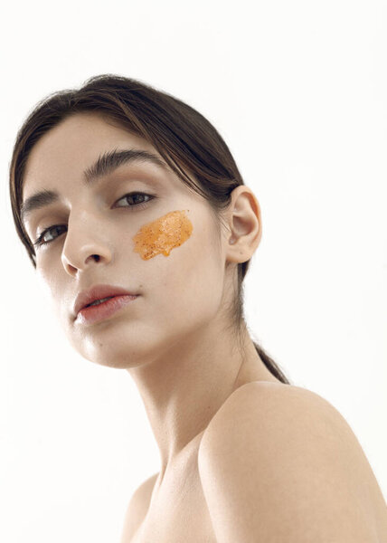 портрет красивой девушки с кремом для лица