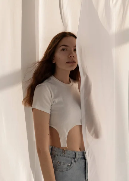 Saçları rüzgarda uçuşan güzel bir kız yaz kıyafetleriyle