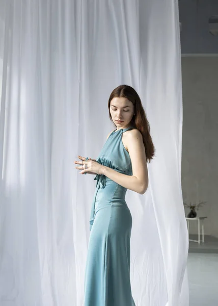 Zarif bahar elbisesi içinde güzel bir kız.