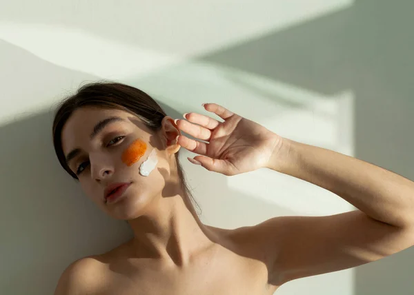 Yüz kremi sürmüş güzel kız.