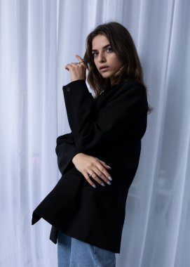 Siyah yay ceketli güzel bir kız