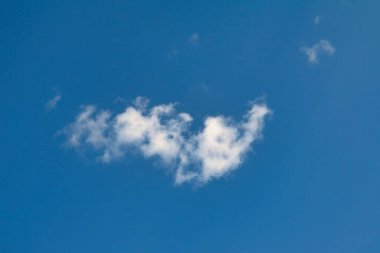 Mavi gökyüzünde beyaz kabarık bulutlar. Beyaz kümülüs bulutlarıyla mavi yaz gökyüzü.