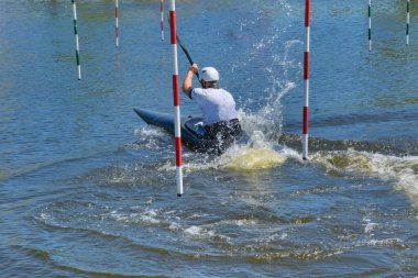 Genç bir sporcu slalom pistinden geçiyor..