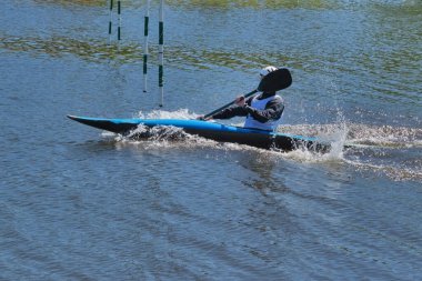 Genç bir sporcu slalom pistinden geçiyor..
