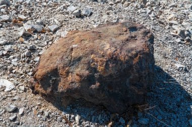 Demir Cevheri madeni yakınındaki Dünya yüzeyinin üzerinde yatıyor