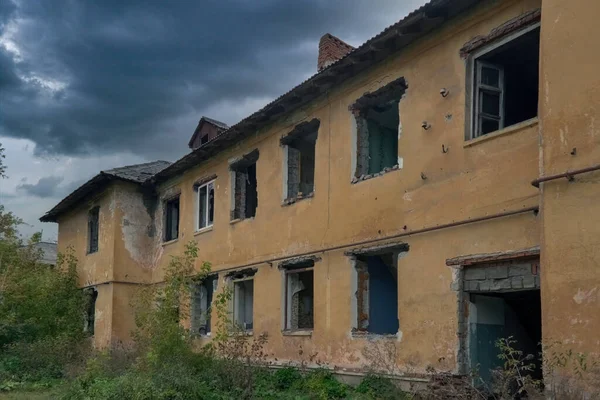 Руины Разрушенного Здания Городе Старое Заброшенное Здание Пейзаж Руинами Старых — стоковое фото