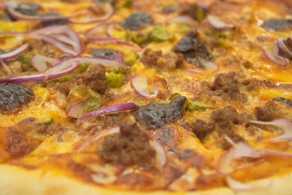 Свежая Аппетитная Пицца Вкусными Ингредиентами Крупным Планом — стоковое фото