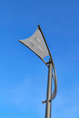 Sokak lambaları. Mavi gökyüzü arka planında LED sokak lambası.