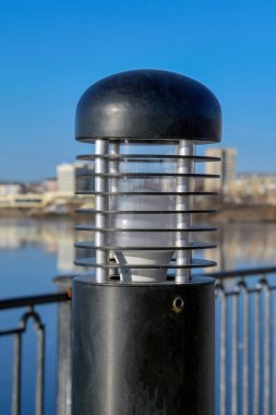 Sokak lambaları. Mavi gökyüzü arka planında LED sokak lambası.