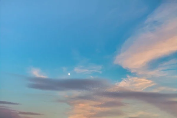 Akşam Gökyüzü Resimli Bulutlarda Batan Güneşin Işınlarıyla Aydınlatılıyor — Stok fotoğraf