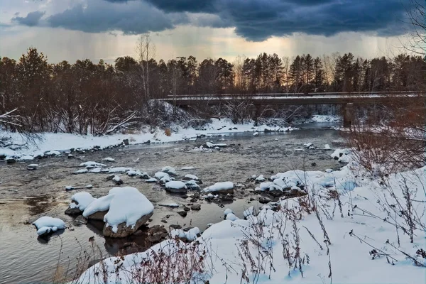 Piękny Zimowy Krajobraz Las Rzeki Mostem Tle Zachodzie Słońca — Zdjęcie stockowe