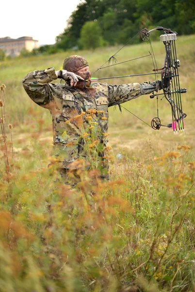 Moderna bow hunter — Stockfoto