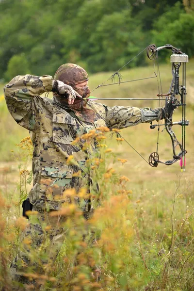 Modern Bow Hunter — Stock Photo, Image