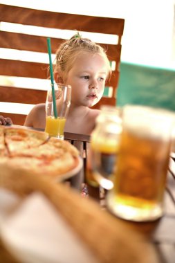 Bebek kahvaltı yapıyor.