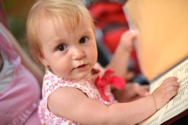 Bebek kahvaltı yapıyor.