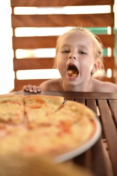 Felice bambina mangiare pizza — Foto Stock