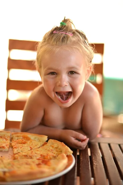 Happy little girl eating pizza — Stock Photo, Image