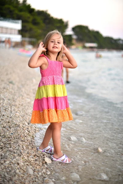 Красивая девушка на пляже на побережье — стоковое фото
