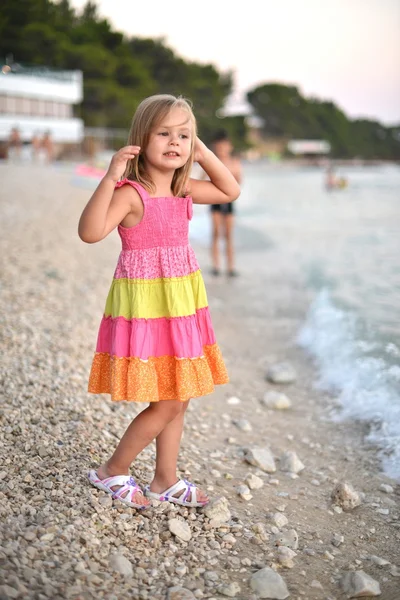 Schöne Mädchen an einem Strand an der Küste — Stockfoto